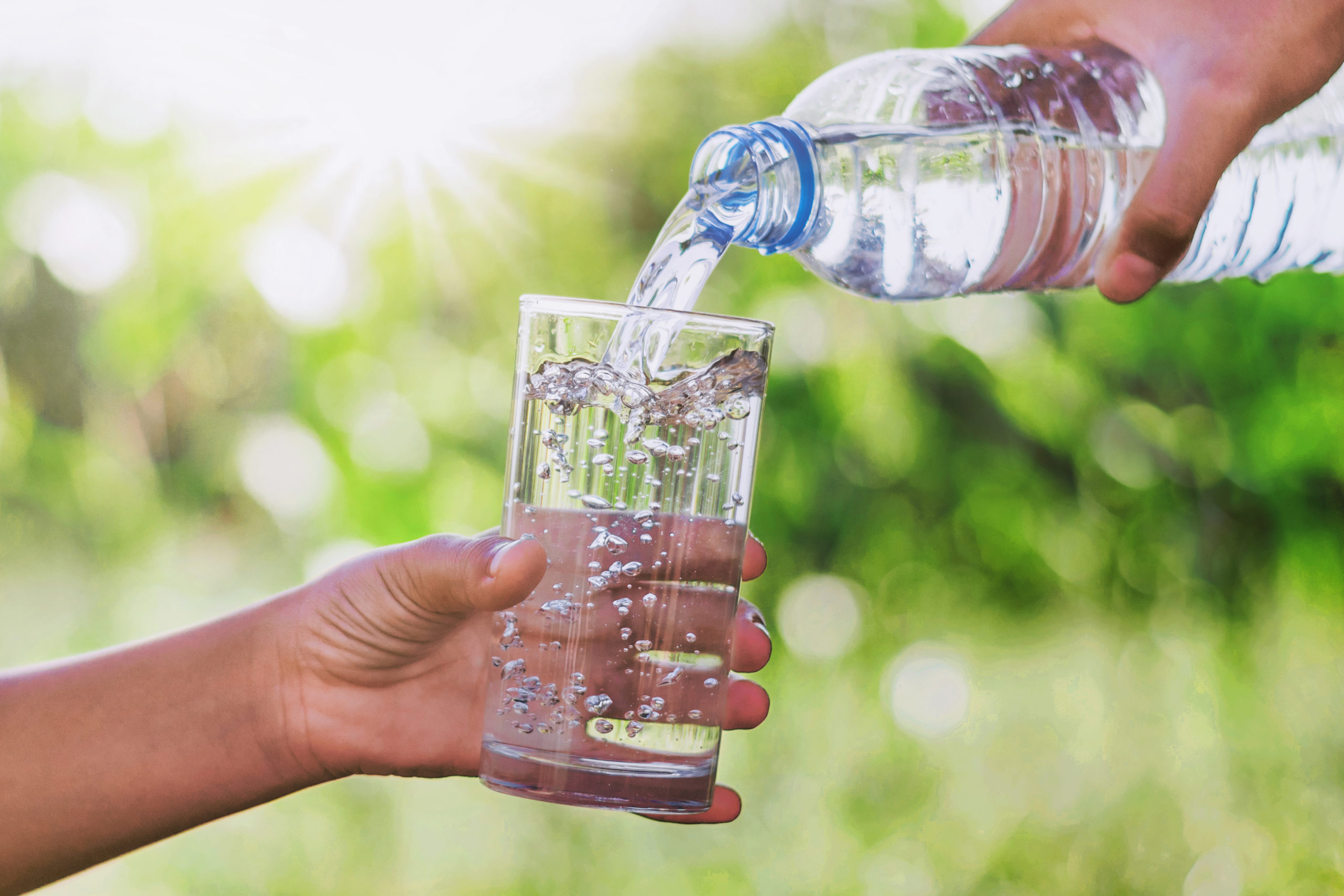 Water gave. Пить воду из стеклянной бутылки. ГИВ бутылка воды. Стакан воды в руке Эстетика. ГАЗ вода на руках.